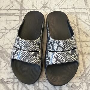 OOFOS Ooahh Slide Sandals Women's Size 10 W 8 M SnakeSkin Black & White